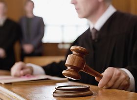 Richter mit Richterhammer im Vordergrund