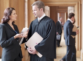 Richter und Anwätin im Gespräch in Gerichtsgebäude