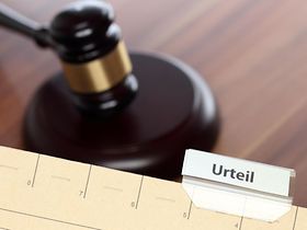 Richterhammer hinter Urteilsakte