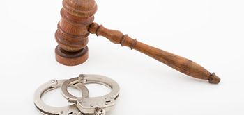 Richterhammer über Handschellen