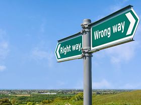 Right way und Wrong Way Wegweiser in verschiedene Richtung