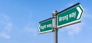 Right way und Wrong Way Wegweiser in verschiedene Richtung