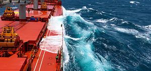 Risiken in der Lieferkette_Schiff mit Seegang