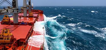 Risiken in der Lieferkette_Schiff mit Seegang