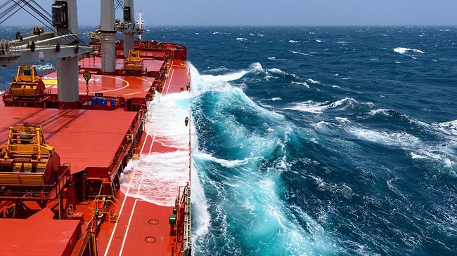 Risiken in der Lieferkette_Schiff mit Seegang
