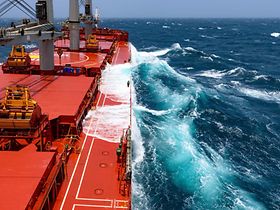 Risiken in der Lieferkette_Schiff mit Seegang