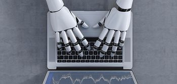 Roboter Hände tippen auf Laptop