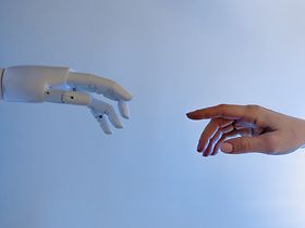Roboter Hand und menschliche Hand