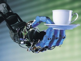 Roboter serviert Kaffee