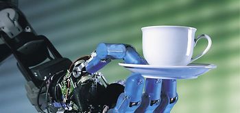 Roboter serviert Kaffee