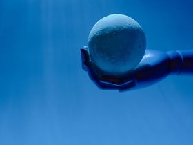 Roboterhand mit Planet