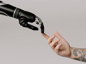 Roboterhand und Menschenhand