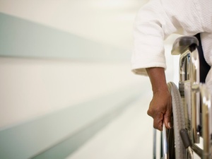 Krankenkasse muss Schiebe- und Bremshilfe am Rollstuhl übernehmen