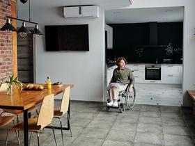 Rollstuhlfahrerin Rollstuhl Frau Wohnung Barrierefreiheit