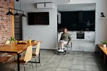 Rollstuhlfahrerin Rollstuhl Frau Wohnung Barrierefreiheit
