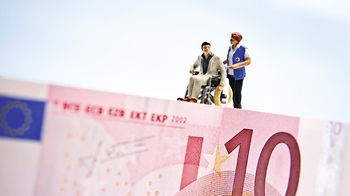 Rollstuhlfiguerchen wird auf 10-Euro-Schein geschoben