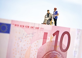 Rollstuhlfiguerchen wird auf 10-Euro-Schein geschoben