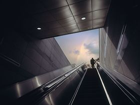 Rolltreppe mit Mann