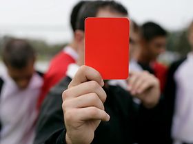 Rote Karte Schiedsrichter Fußball Fehler Foul