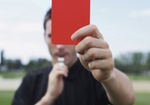 Rote Karte Schiedsrichter mit Pfeife