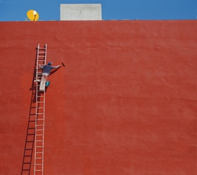 Rote Wand und Maler