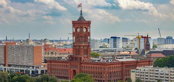 Rotes Rathaus Berlin Häuser Kräne
