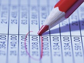 Rotstift mit Zahlen Gehaltsdaten