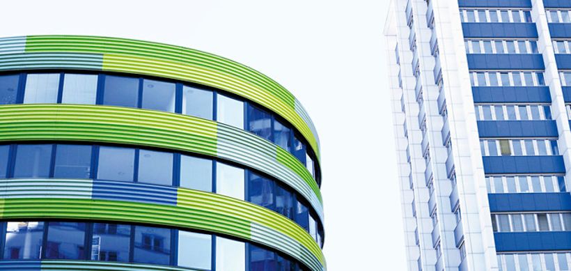 Rundes Buerogebaeude neben Hochhaus, Berlin
