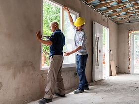 Sanieren Handwerker Bauarbeiter Fenster