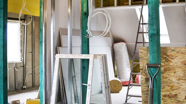 Sanierung Baustelle Innenansicht Dämmplatten Fen