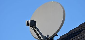 Satellitenschüssel auf Wohngebäude