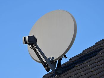 Satellitenschüssel auf Wohngebäude