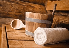 Handtuch, Bottich und Schoepfloeffel in Sauna