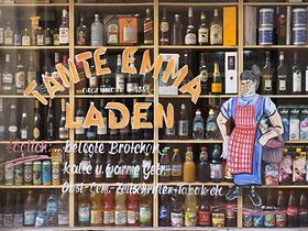 Schaufenster von Tante-Emma-Laden mit Getränken