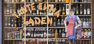 Schaufenster von Tante-Emma-Laden mit Getränken