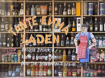 Schaufenster von Tante-Emma-Laden mit Getränken