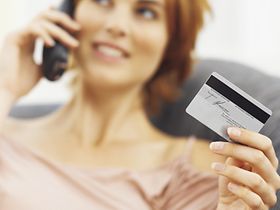 Scheckkarte in Hand einer Frau