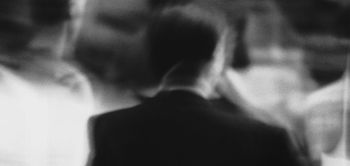 Schemenhafter Mensch im Nebel