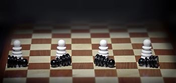 Rassismus Diskriminierung Schach weiß schwarz