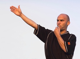 Schiedsrichter pfeift und zeigt an