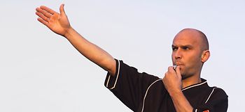 Schiedsrichter pfeift und zeigt an