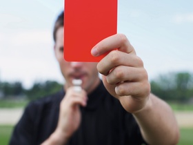 Schiedsrichter zeigt rote Karte