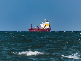 Schiff auf dem offenen Meer