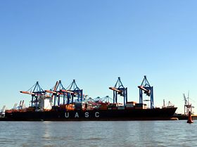 Schiff im Hamburger Hafen