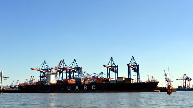 Schiff im Hamburger Hafen