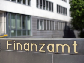 Schild Finanzamt