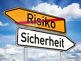 Schild mit 2 Pfeilen: Risiko-Sicherheit