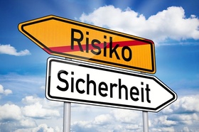 Schild mit 2 Pfeilen: Risiko-Sicherheit