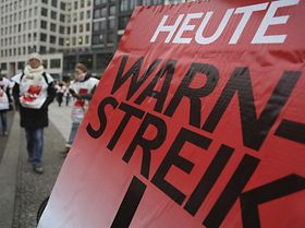 Schild mit Aufschrift Heute Warnstreik