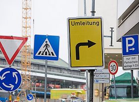 Schilder Umleitung Kreisverkehr Fußgängerzone vor Baustelle